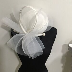 Chic White Pearl-Trimmed Fascinator Hat with mesh bow